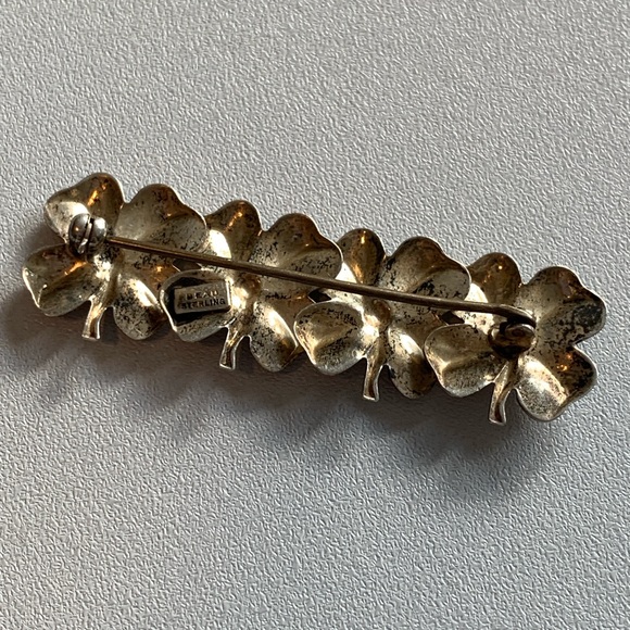 Vintage sterling signed Beau bar pin. Four leaf clovers or dogwoods. - Picture 4 of 7